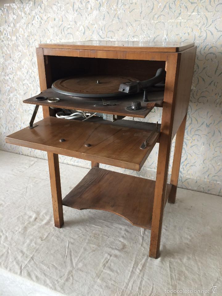 Gram&oacute;fonos y gramolas: MUEBLE CON TOCADISCOS 220 V - Foto 1