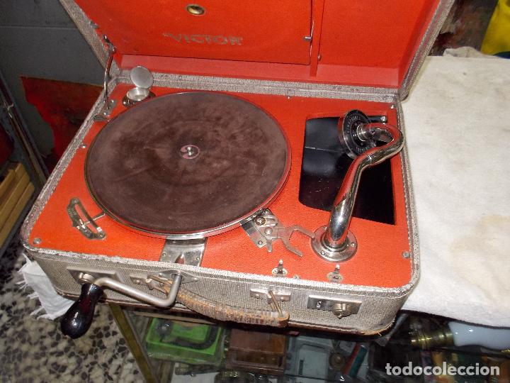 Gram&oacute;fonos y gramolas: gramola de maleta victor funcionando - Foto 3