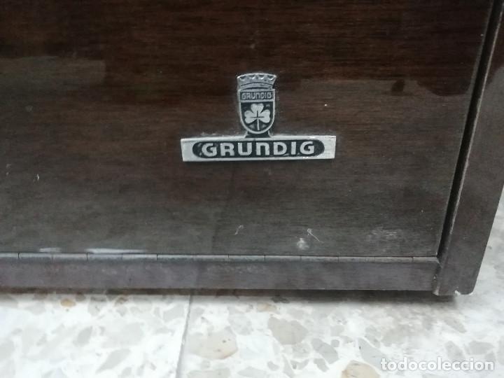 Gram&oacute;fonos y gramolas: RADIO TOCADISCOS MUEBLE GRUNDIG FUNCIONANDO 220V - Foto 9