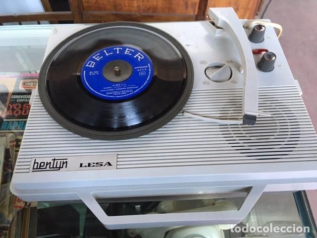 Gram&oacute;fonos y gramolas: TOCADISCOS PORT&Aacute;TIL Y DISCOS - Foto 1