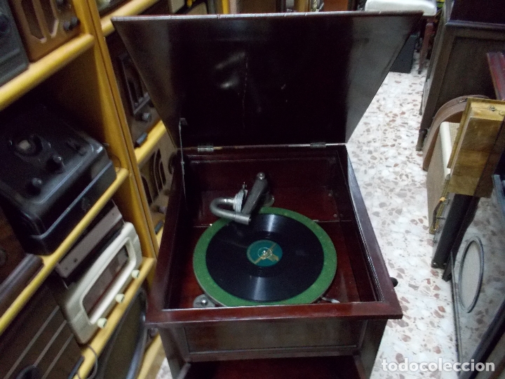 Gram&oacute;fonos y gramolas: Gramofono de mueble funcionando - Foto 2