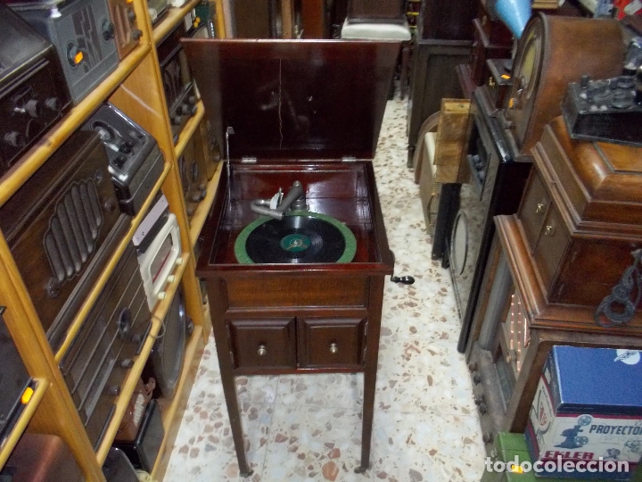 Gram&oacute;fonos y gramolas: Gramofono de mueble funcionando - Foto 1