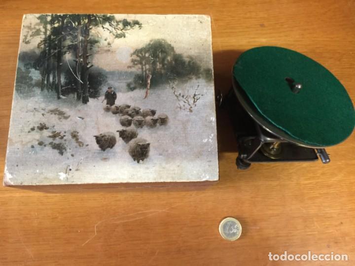 Gram&oacute;fonos y gramolas: PEQUE&Ntilde;O GRAMOFONO - Foto 1