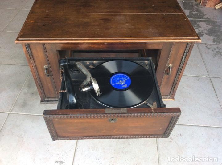 Gram&oacute;fonos y gramolas: Mesa con gramola incorporada, funcionando - Foto 3