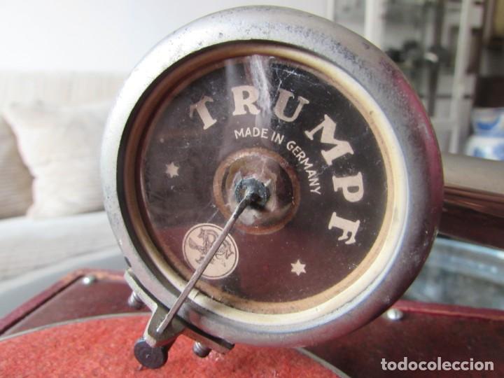 Gram&oacute;fonos y gramolas: Gramofono marca Trumpf de maletin - Foto 1