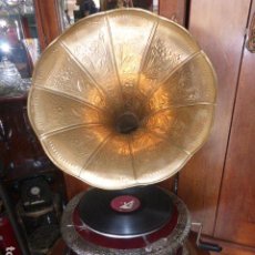 Gramophones: GRAMOFONO O GRAMOLA, FUNCIONANDO CON DISCO Y AGUJAS DE REGALO. Lote 302202228