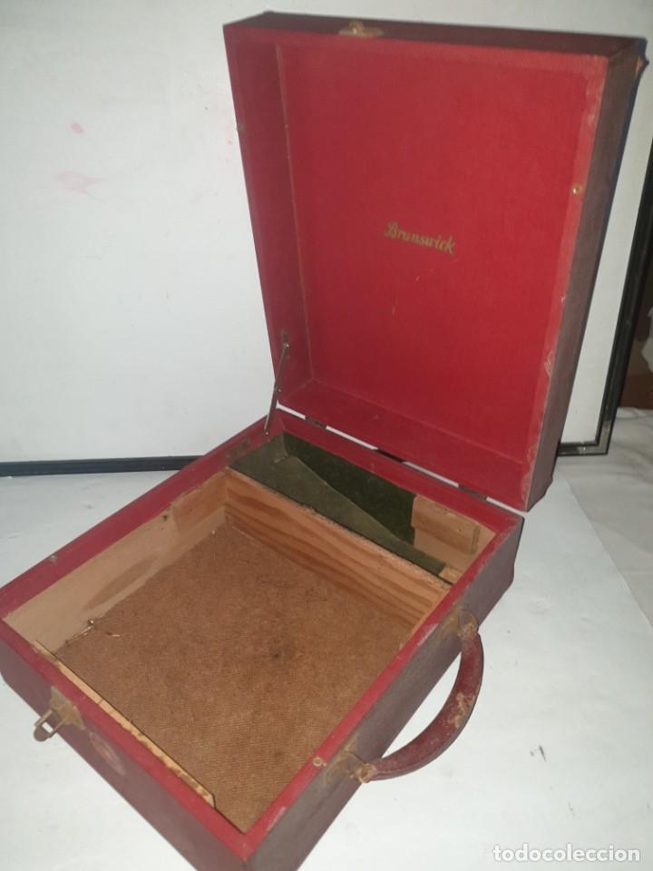 Gram&oacute;fonos y gramolas: CAJA GRANATE GRAMOFONO --- BRUNSWICK - Foto 2