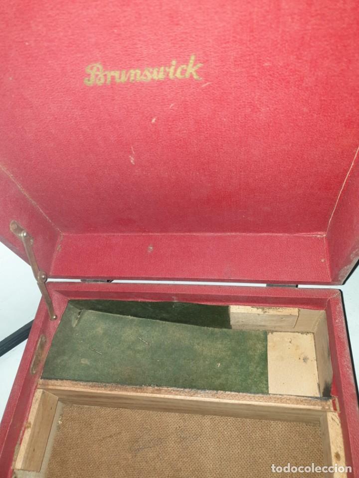 Gram&oacute;fonos y gramolas: CAJA GRANATE GRAMOFONO --- BRUNSWICK - Foto 3