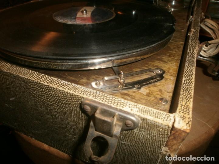 Gram&oacute;fonos y gramolas: Gramola de maleta marca Victoria - funciona. - Foto 6