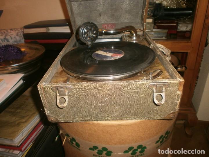 Gram&oacute;fonos y gramolas: Gramola de maleta marca Victoria - funciona. - Foto 7