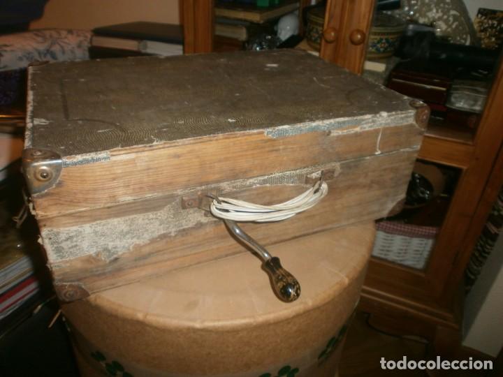 Gram&oacute;fonos y gramolas: Gramola de maleta marca Victoria - funciona. - Foto 11