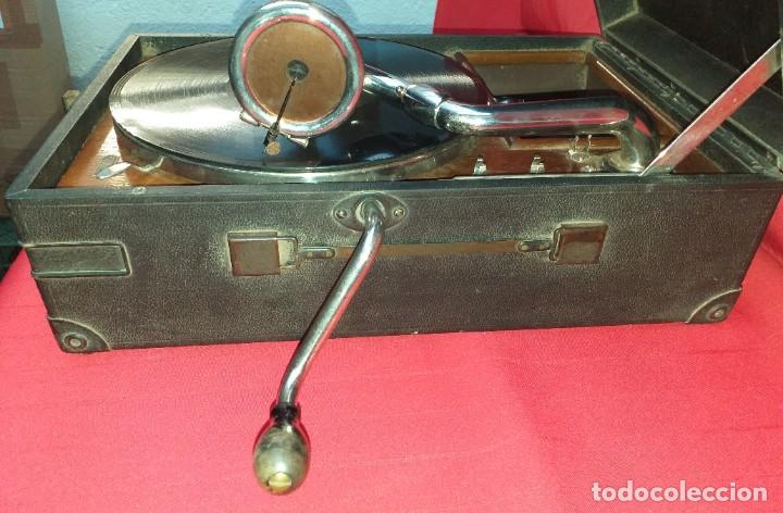 Gram&oacute;fonos y gramolas: Gram&oacute;fono de maleta &ldquo;Electrola&rdquo; &ndash; Funcionando - Foto 2