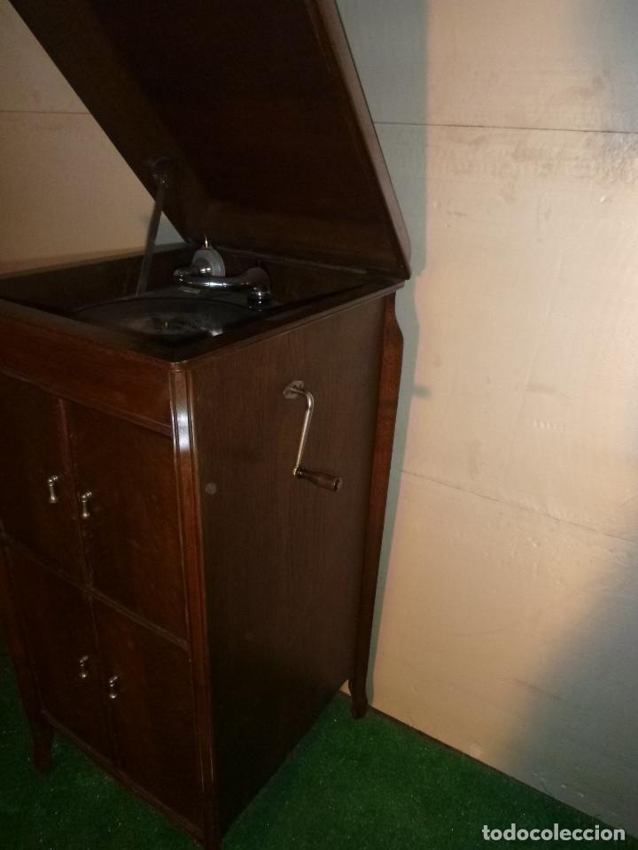 Gram&oacute;fonos y gramolas: ANTIGUA GRAMOLA CON MUEBLE DE ROBLE - Foto 2