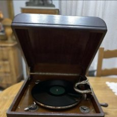 Gramófonos y gramolas: ANTIGUO GRAMÓFONO DE CAJA EN NOGAL DE FRANCIA -AÑO 1920 -FUNCIONA PERFECTAMENTE. Lote 320355823