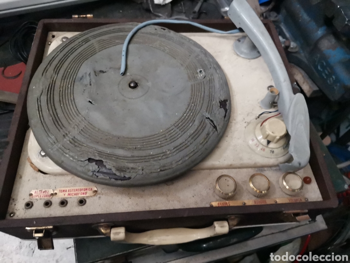 Gram&oacute;fonos y gramolas: Restos de tocadiscos antiguo - Foto 1