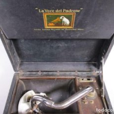 Gramófonos y gramolas: MAGNIFICO GRAMÓFONO MALETA LA VOCE DEL PADRONE ORIGINAL MADE EN ITALIA AÑOS 20 LA VOZ DE SU AMO. Lote 329850348
