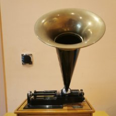 Gramófonos y gramolas: REPLICA DE GRAMOFONO ANTIGUO MARCA DAKLIN LW-177. Lote 335368963
