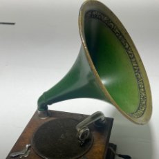 Gramófonos y gramolas: GRAMÓFONO MAQUETA OLIVE SANS. Lote 336403413
