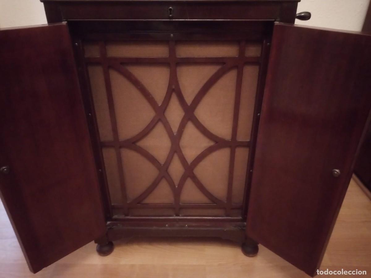 Gram&oacute;fonos y gramolas: Gram&oacute;fono con mueble - La Voz de su amo - Foto 1