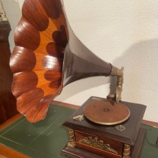 Gramófonos y gramolas: EXPECTACULAR GRAMÓFONO ANTIGUO CON TROMPETA DE MADERA GRAN SONIDO