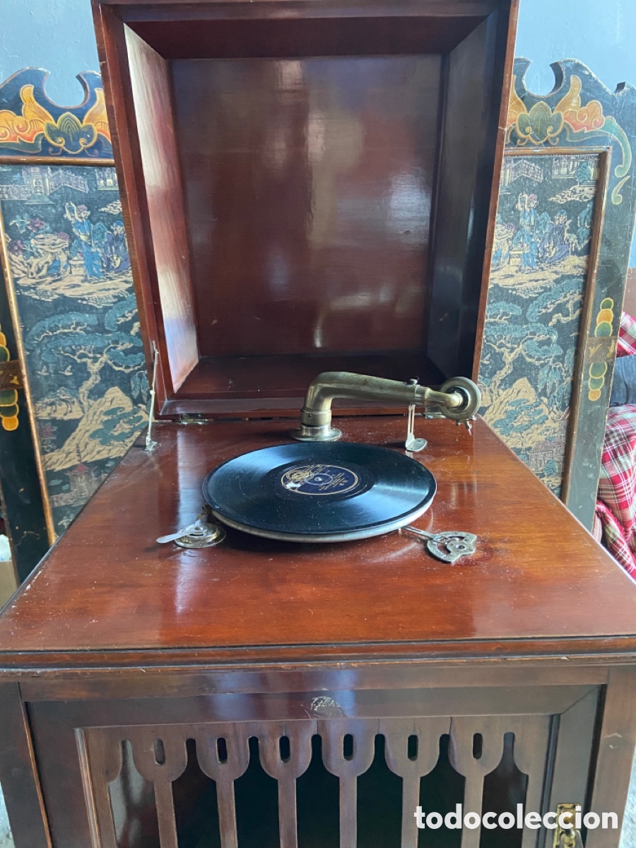 Gram&oacute;fonos y gramolas: Gram&oacute;fono de mueble a&ntilde;os 20 funciona - Foto 1