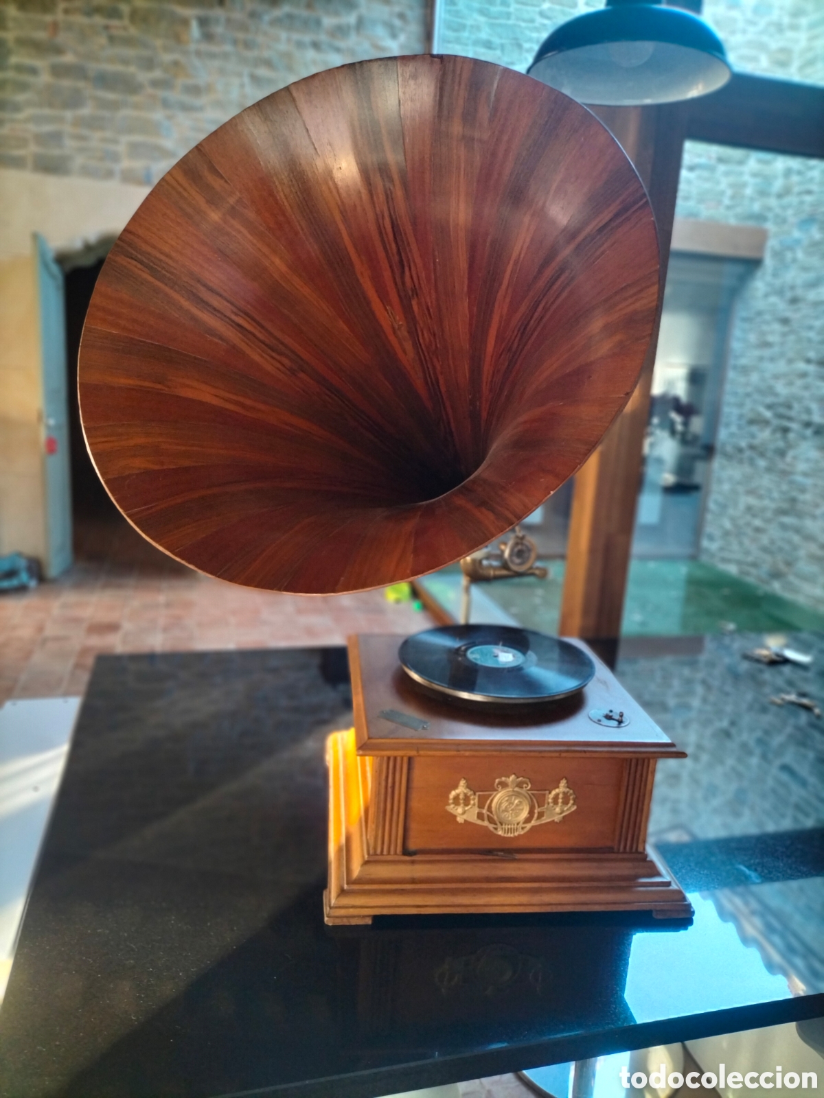Gram&oacute;fonos y gramolas: Gramofono con trompa de madera - Foto 1