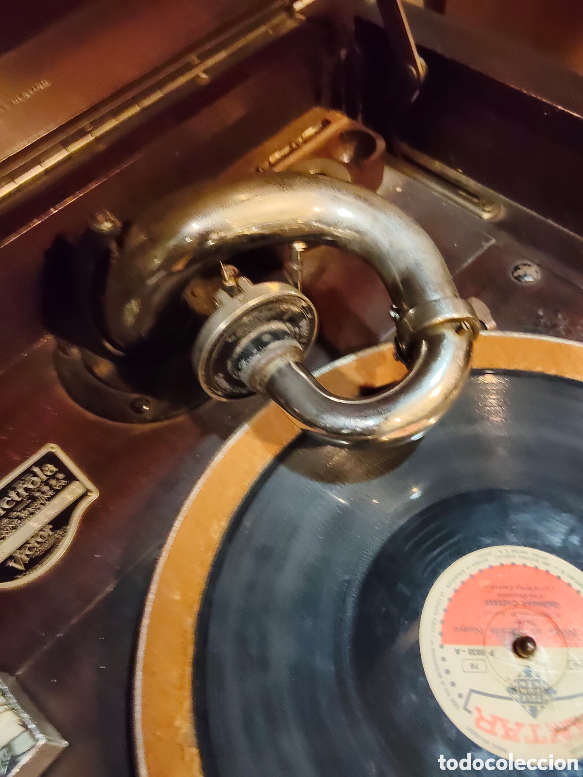 Gram&oacute;fonos y gramolas: Antiguo gram&oacute;fono con mueble - Foto 4