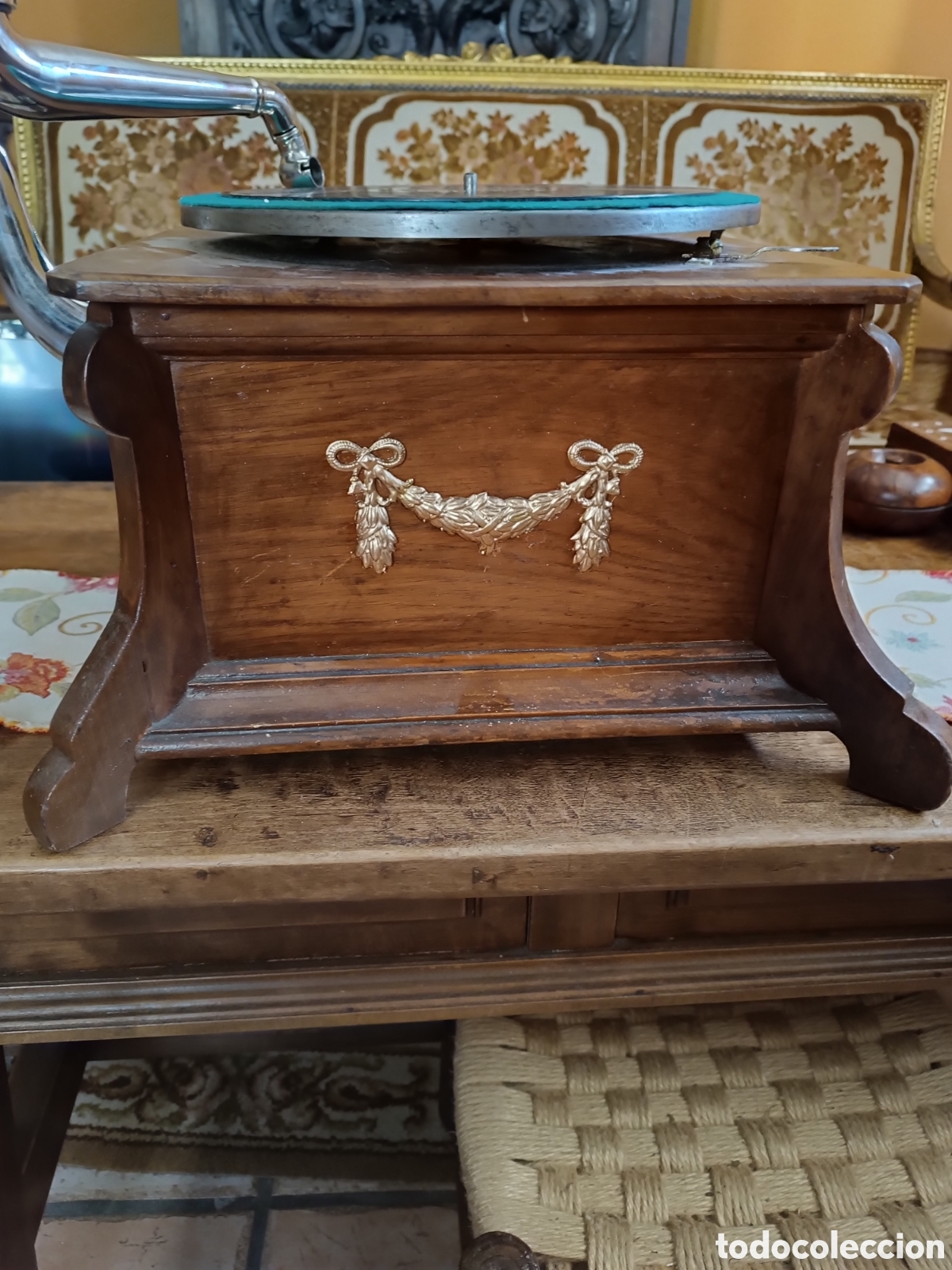 Gramophones and jukeboxes: Gramola con bocina, codo y brazo de niquelado