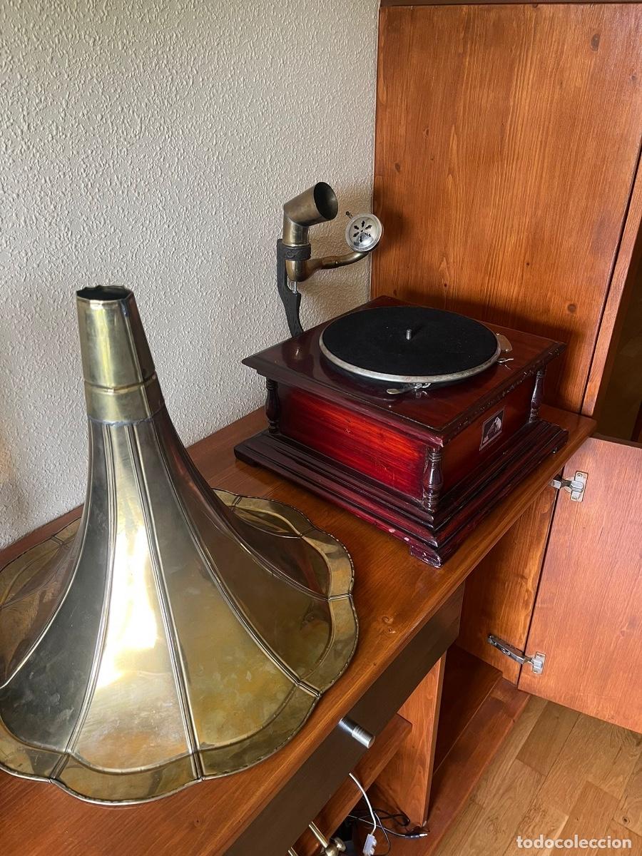 Gram&oacute;fonos y gramolas: Gram&oacute;fono antiguo his master&rsquo;s voice