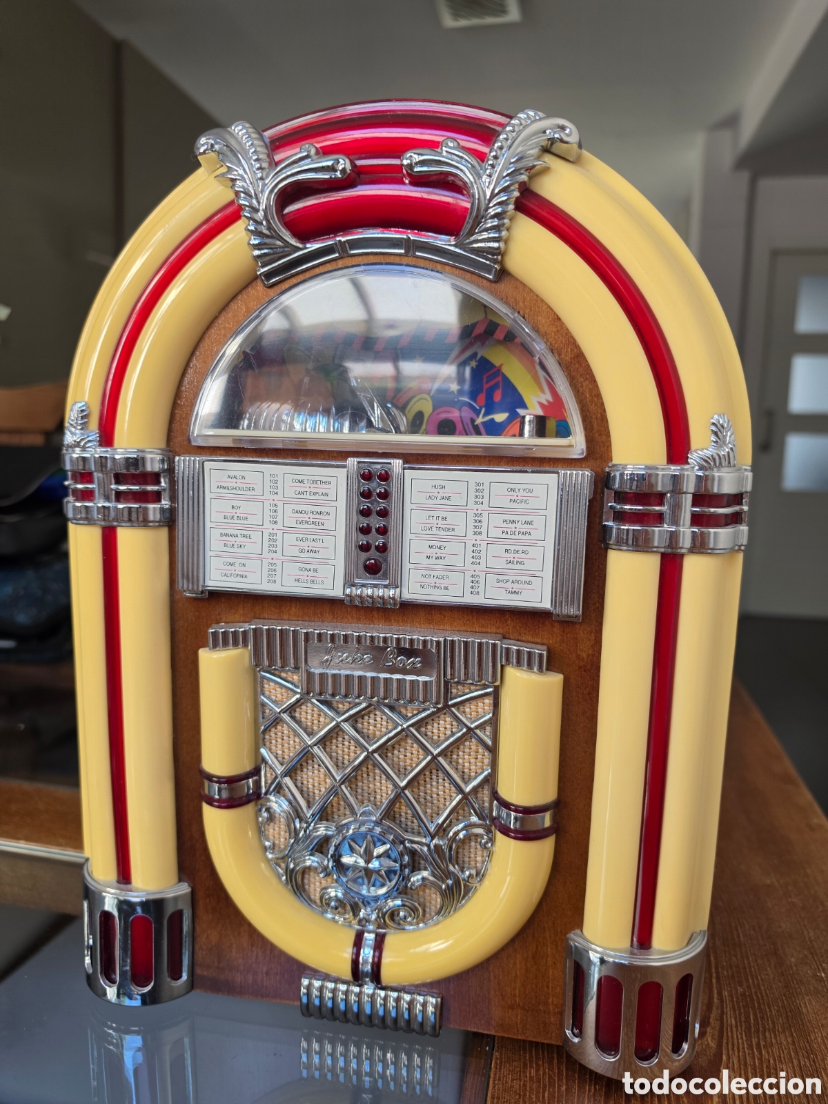 Gramophones and jukeboxes: Gramola Radio Cassette