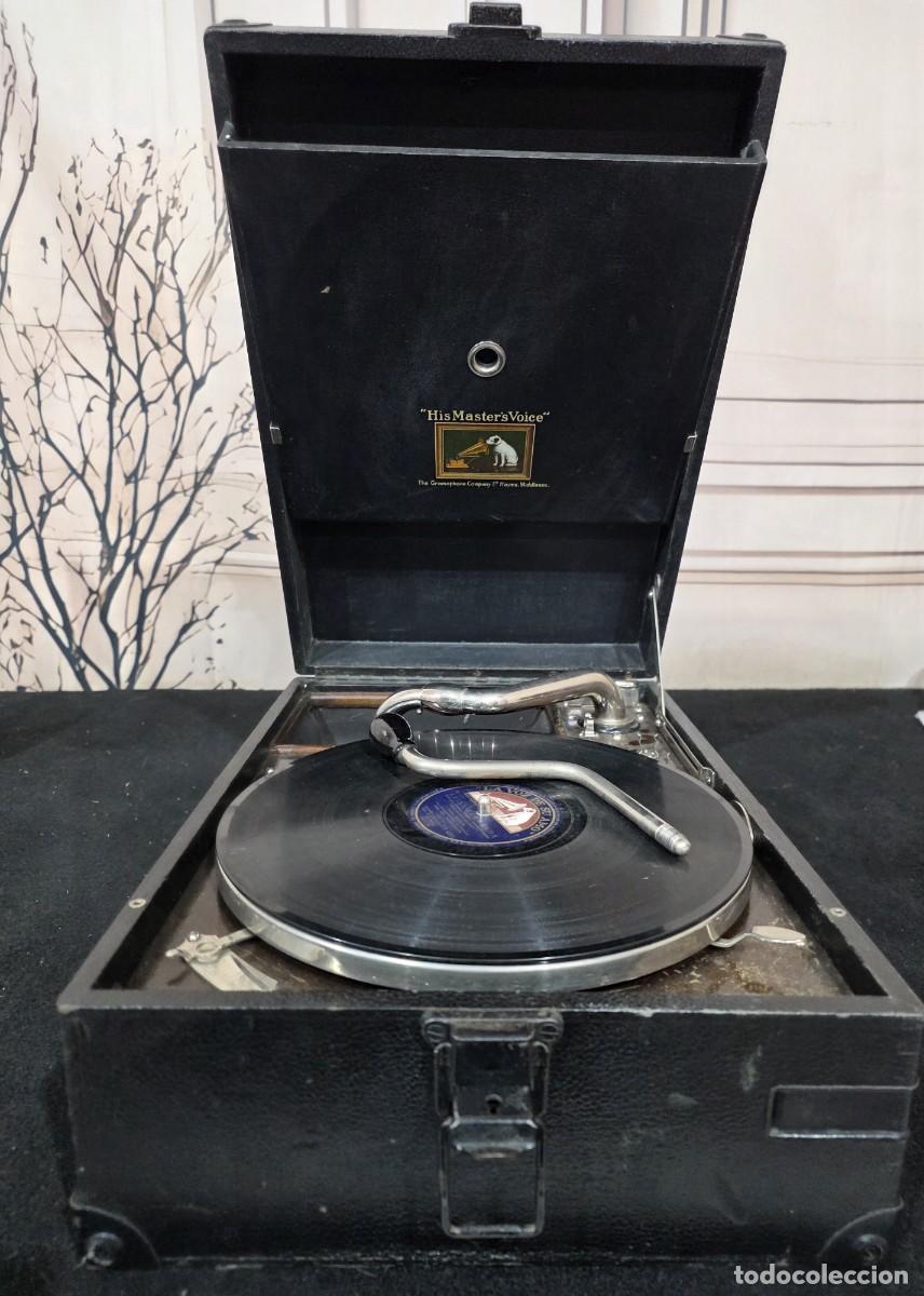 Gram&oacute;fonos y gramolas: Gram&oacute;fono port&aacute;til es un modelo antiguo de la marca La Voz de su Amo (His Master's Voice)