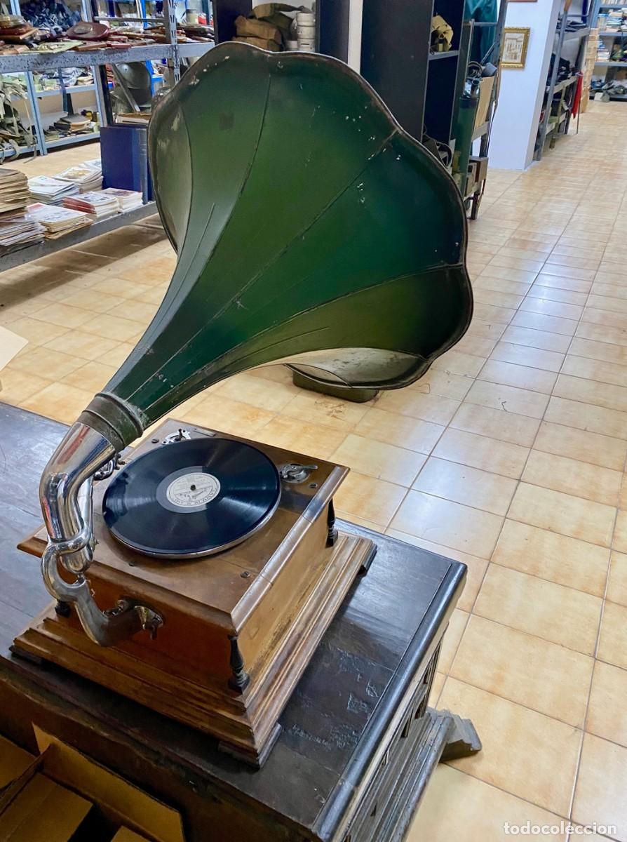 Gram&oacute;fonos y gramolas: Antiguo gram&oacute;fono de gran tama&ntilde;o porducido por la Hispano Alemana f&aacute;brica de m&aacute;quinas parlantes en T