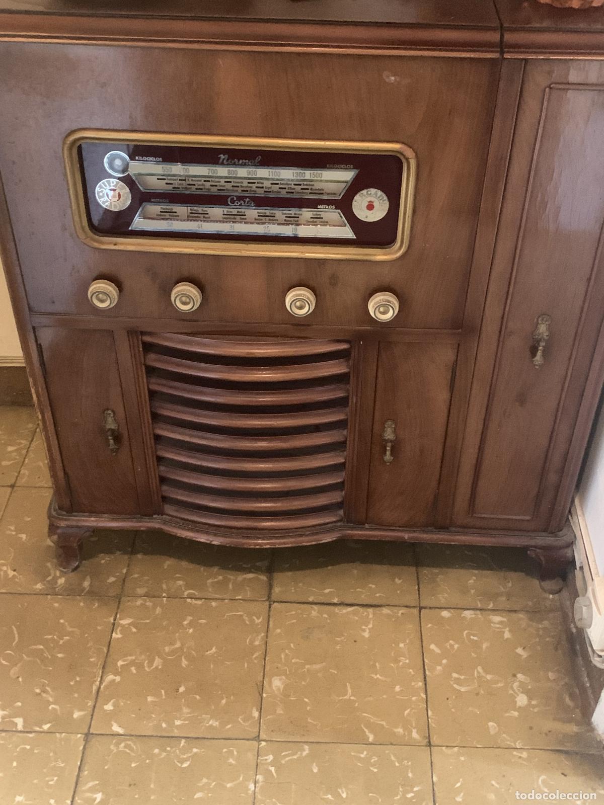 Gram&oacute;fonos y gramolas: Radio gramola antigua, madera noble.
