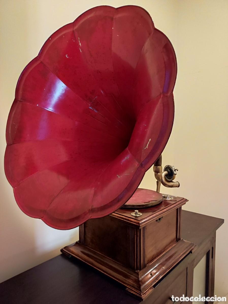 Gramophones and jukeboxes: Antiguo Gramofono Espa&ntilde;ol Phono-Barcelonesa Calle San Pablo, 94 de Barcelona Espa&ntilde;a, a&ntilde;os 20