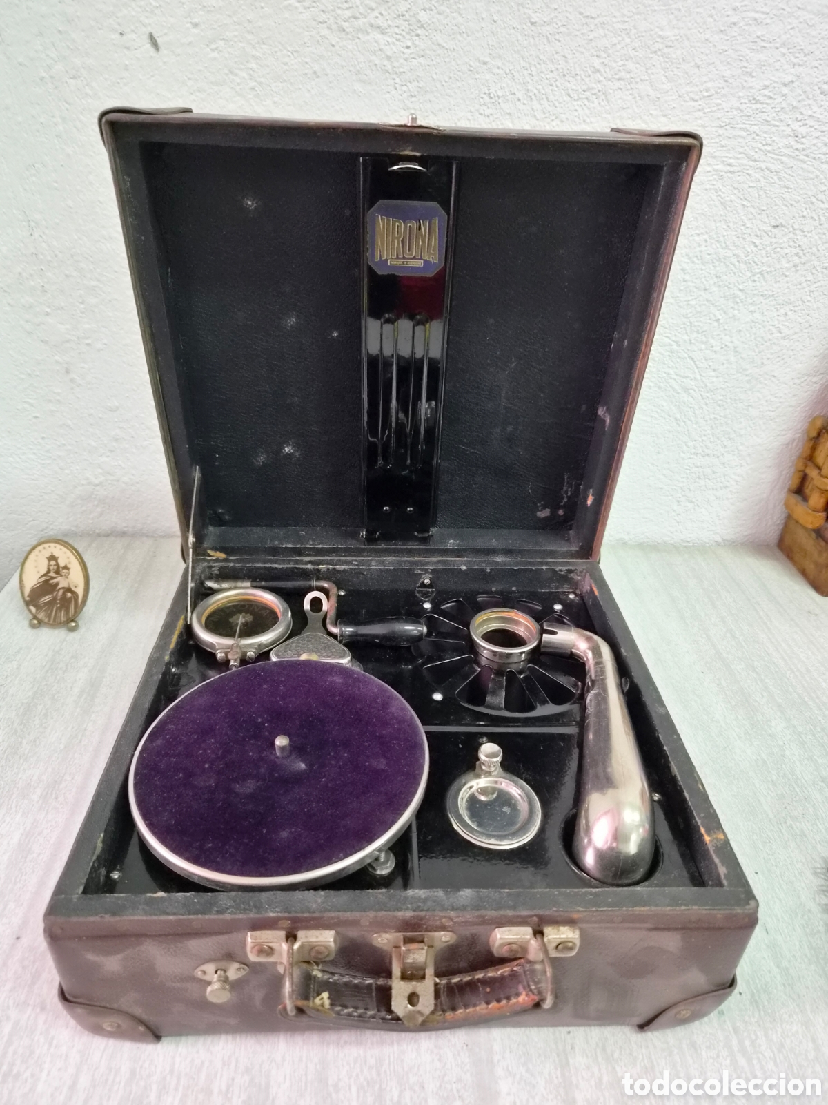 Gramophones and jukeboxes: ANTIGUA GRAMOLA GRAMOFONO NIRONA EN MALETA ORIGINAL