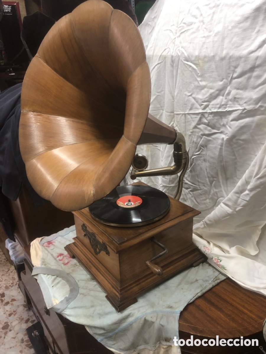 Gram&oacute;fonos y gramolas: Gram&oacute;fono bocina de madera funcionando - Foto 3