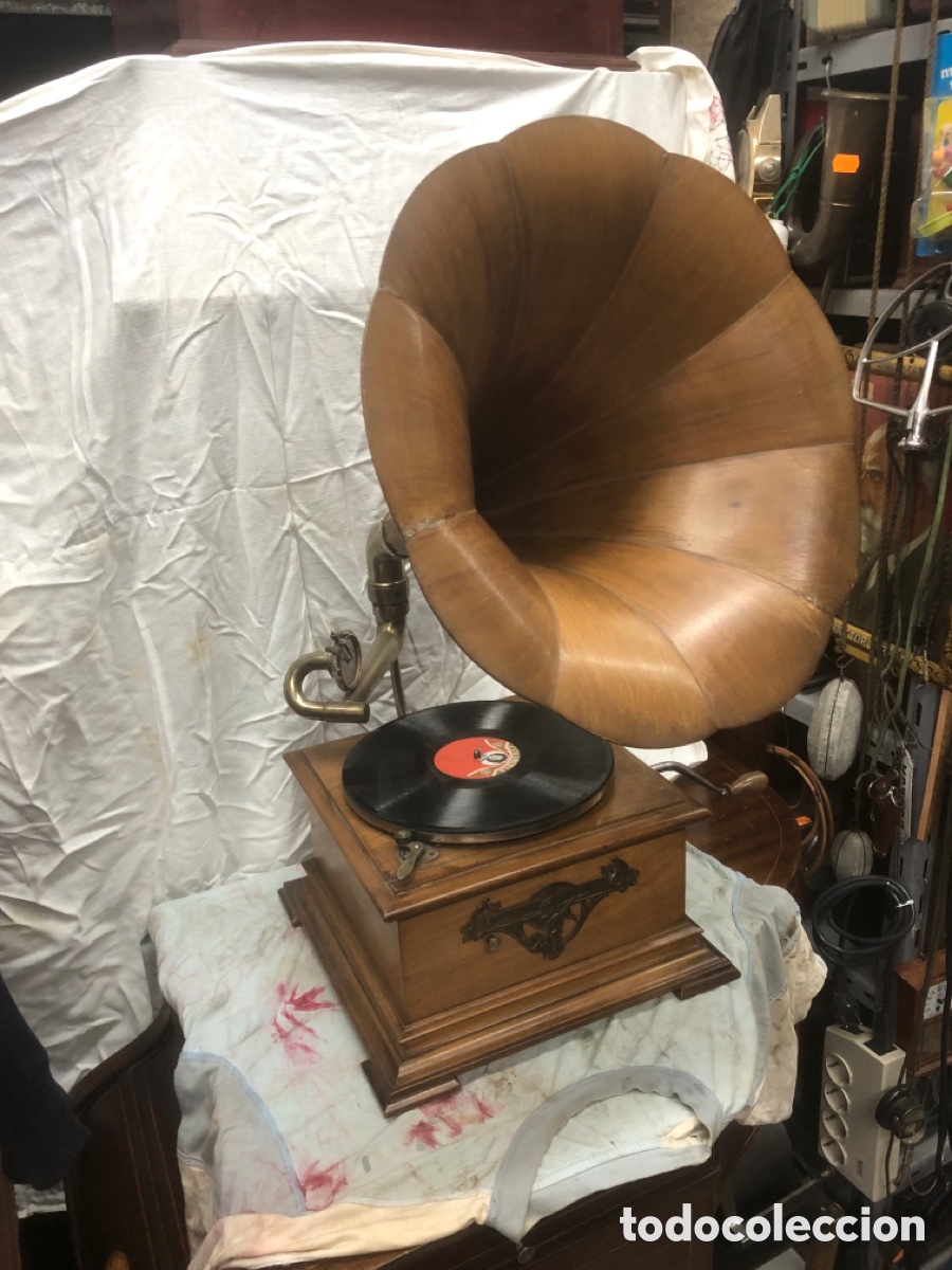 Gramophones: Gram&oacute;fono bocina de madera funcionando