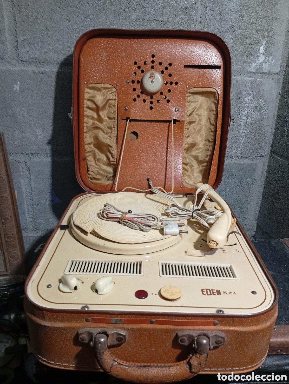 Gram&oacute;fonos y gramolas: Antiguo tocadiscos de maleta Ed&eacute;n - Foto 1