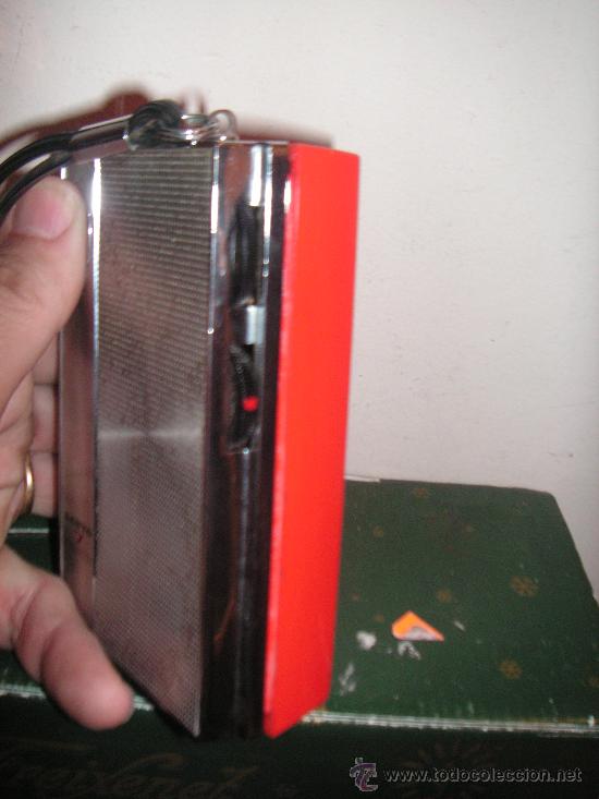 Radios antiguas: RADIO DE MANO MUY ORIGINAL DE LOS 70 NARANJA Y CROMO FUNCIONA - Foto 1