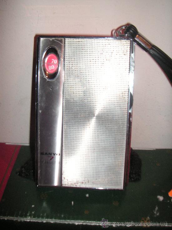 Radios antiguas: RADIO DE MANO MUY ORIGINAL DE LOS 70 NARANJA Y CROMO FUNCIONA - Foto 2