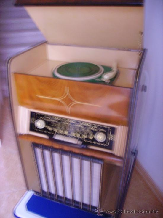 Tocadiscos. Radio en mueble. Equipo completo de radio y tocadiscos.  Emblemático mueble años 60-70.