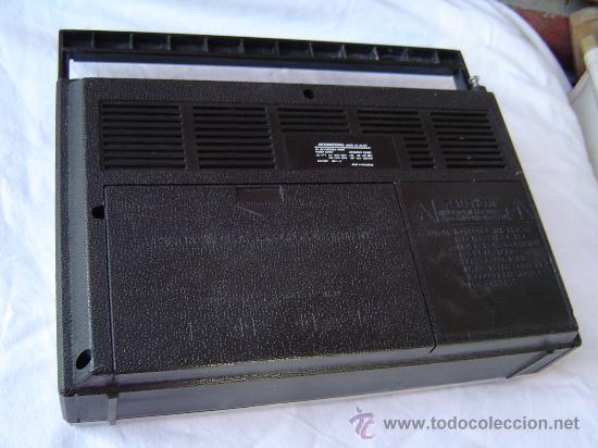 Radios antiguas: Parte trasera, departamento para cable y portapilas - Foto 2
