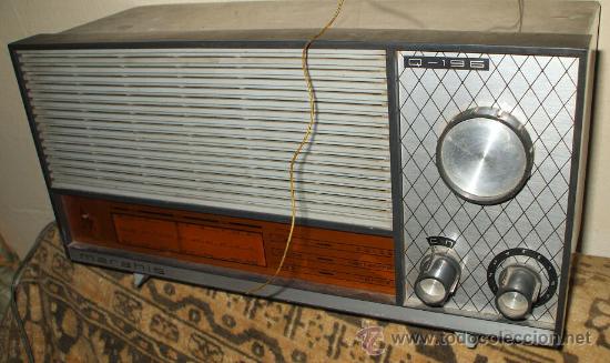 RADIO RARA ESPAÑOLA DE 1965 MARCA MARAHIS Q-196 FUNCIONANDO PERO METE RUIDO (Radios, Gramófonos, Grabadoras y Otros - Transistores, Pick-ups y Otros)