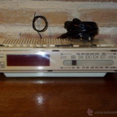 Radios antiguas: VINTAGE RADIO DESPERTADOR AÑOS 70 CORRIENTE 220Y125 V Y PILAS 1,5V.. Lote 41388151
