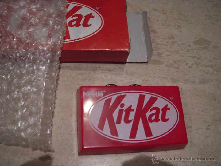 Radios antiguas: radio - transistor a pilas de nestl&eacute; con forma de kit kat. Funciona - Foto 2