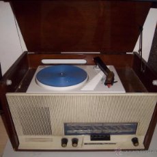 Radios antiguas: RADIO ANTIGUA CON TOCADISCOS. Lote 253272510