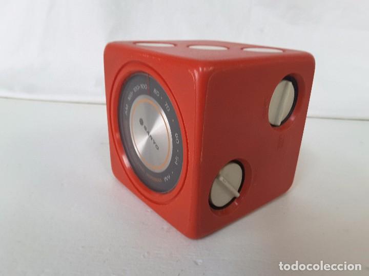Radios antiguas: Sanyo RP 1711 cubo de los 60 - Foto 2