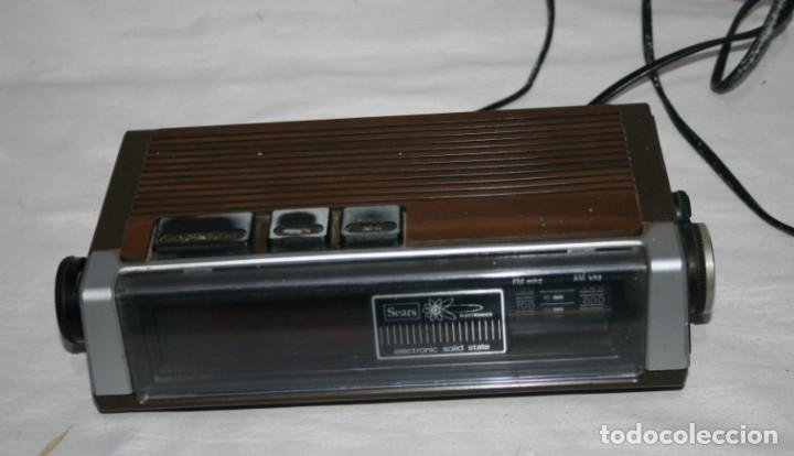 Radios antiguas: RADIO DESPERTADOR VINTAGE SEARS ELECTRONIC SOLID STATE - Foto 1