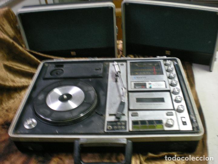 Radios antiguas: RADIO TOCADISCOS Y CASSETE PORTATIL MALETIN - Foto 1