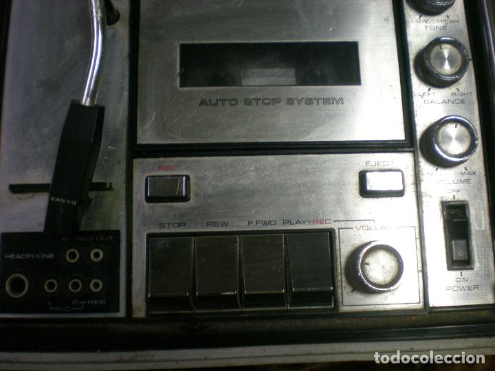 Radios antiguas: RADIO TOCADISCOS Y CASSETE PORTATIL MALETIN - Foto 2